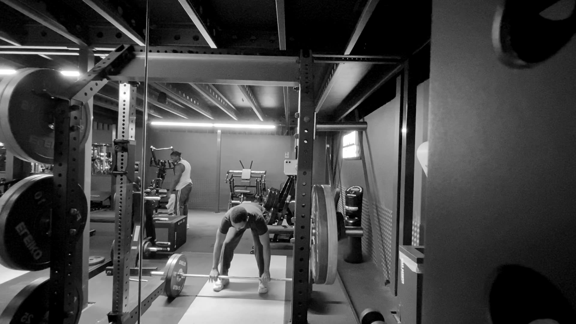 Série lourde dans une salle pleine