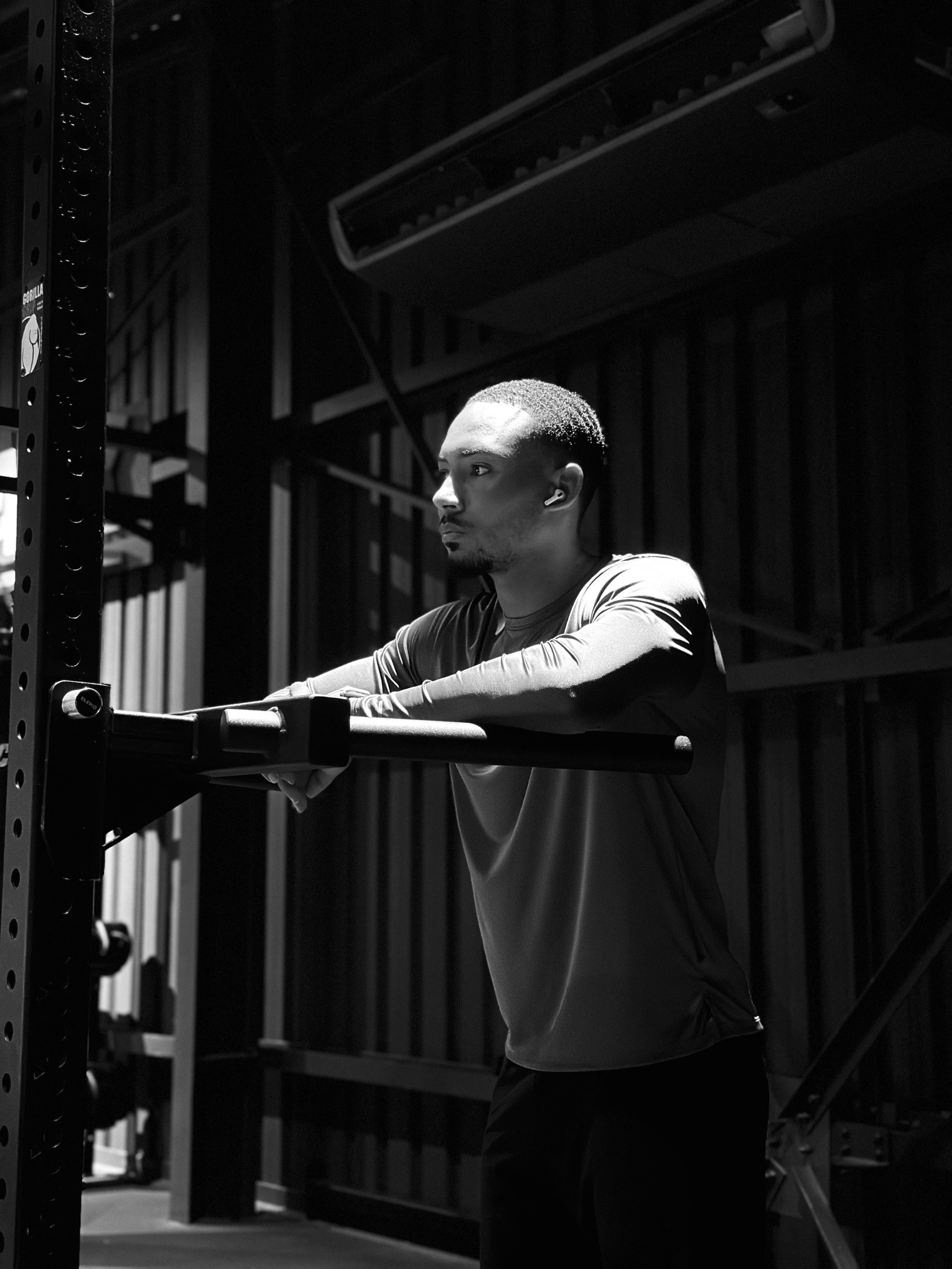 Jordan Puard dans une salle de sport, appuyé sur une barre